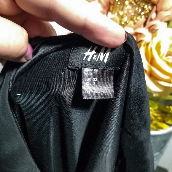 | h&m | black ruffle front dress - Picture 4 of 5